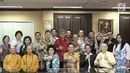 Pengurus Walubi dan jajaran Emtek Group foto bersama usai silaturahmi di kantor Walubi Jakarta, Selasa (13/11). Kunjungan tersebut dalam rangka menjalanin kerjasama bidang sosial. (Liputan6.com/Herman Zakharia)
