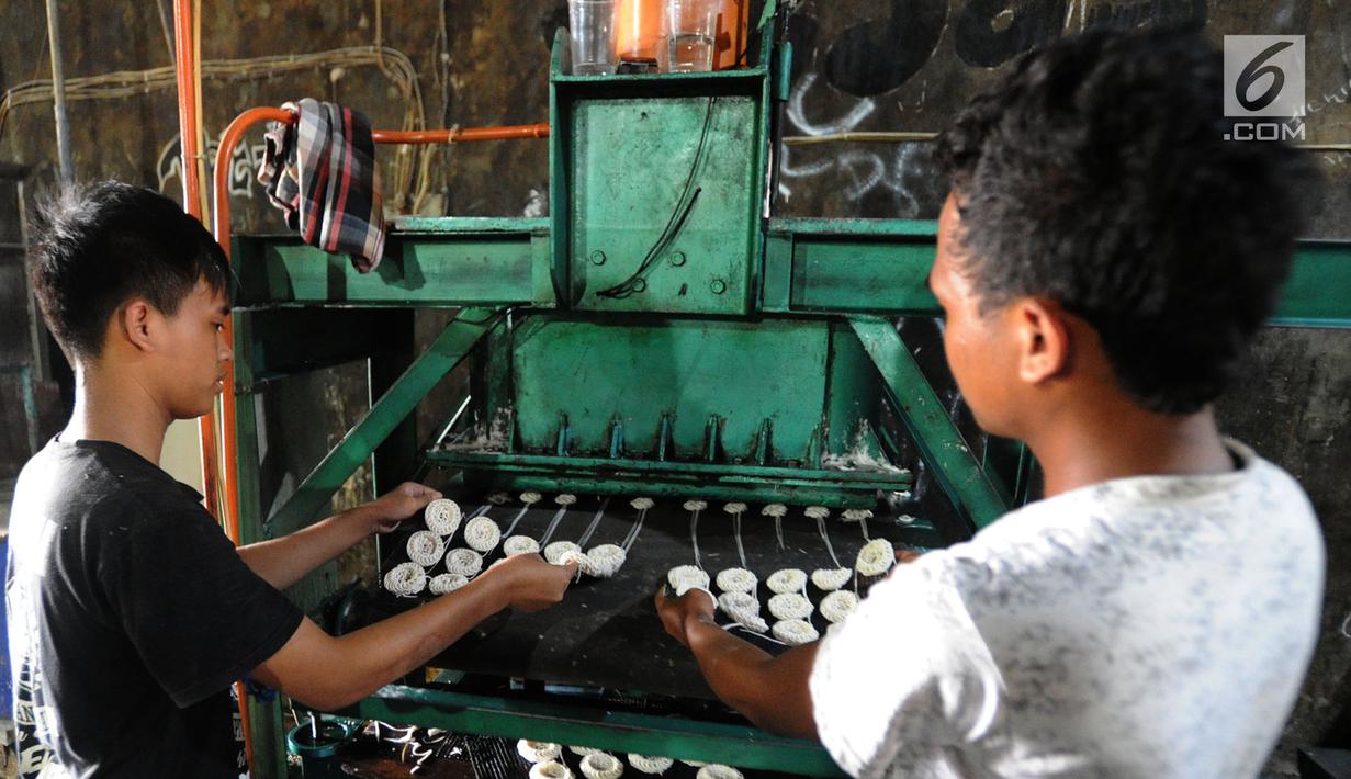 Pekerja menyelesaikan pembuatan kerupuk kaleng di Tangsel, Banten, Jumat (21/6/2019). Kenaikan harga tepung tapioka menyebabkan produsen kerupuk mengurangi kualitas kerupuk di industri kerupuk yang mamproduksi 1000 krupuk/hari dengan harga jual Rp 600/kerupuk. (merdeka.com/Arie Basuki)