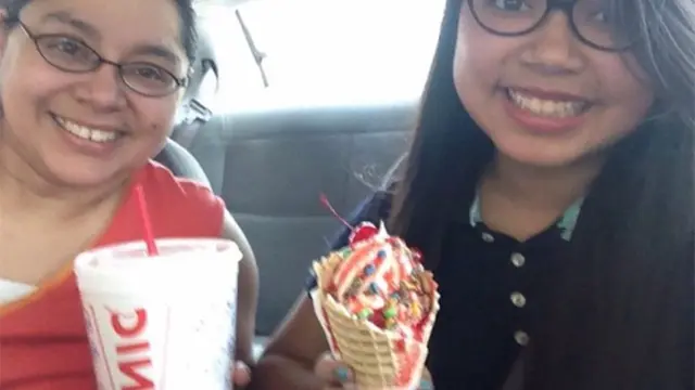 [Bintang] Selama 4 Tahun Gadis Ini Foto Bareng Ibunya, Foto Terakhir Bikin Banyak Orang Sedih