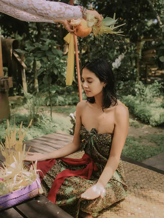 <p>Melukat sedang menjadi salah satu ritual khas masyarakat Bali yang populer dilakukan kalangan artis Indo. Salah satunya adalah Aurelie Moeremans, yang baru saja mengunggah beberapa potret dirinya melakukan ritual melukat. Foto: Instagram.</p>