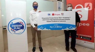 Corporate Affairs Director PT Frisian Flag Indonesia Andrew F. Saputro menyerahkan donasi kepada Pendiri Foodbank of Indonesia Hendro Utomo di Jakarta, Selasa (23/6/2020). Frisian Flag Indonesia dan Shopee Indonesia mengajak masyarakat melalui Gerakan Beli 1 Sumbang 1.(Liputan6.com/HO/Bon)