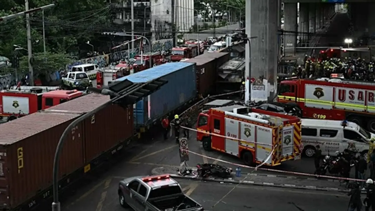Petugas kepolisian, tim penyelamat, dan petugas pemadam kebakaran berada di lokasi kecelakaan tabrakan antara kereta dan bus di bawah Stasiun Makkasan Airport Rail, Bangkok, pada 16 Mei 2026.