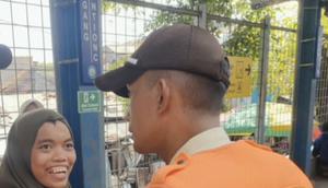 Seorang security atau petugas keamanan di salah satu stasiun bersama Orang Dalam Gangguan Jiwa (ODGJ) (Istimewa)