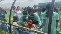 Pemain-pemain Kudus All Stars menghibur dan memeluk pemain Solo All Stars yang tidak kuasa menahan kesedihan karena kalah di laga final MilkLife Soccer Challenge All Stars yang berlangsung di Supersoccer Arena, Kudus, Jawa Tengah, Minggu (26/1/2025). (Bola.com/Benediktus Gerendo Pradigdo)