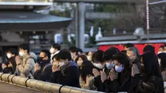 Para jamaah berdoa di kuil Yushima Tenmangu di Tokyo pada Hari Tahun Baru, Jumat (1/1/2020). Warga di Tokyo ramai-ramai mengunjungi Kuil Yushima Tenmangu untuk berdoa dengan menulis harapan di papan Ema. (AP Photo/Hiro Komae)