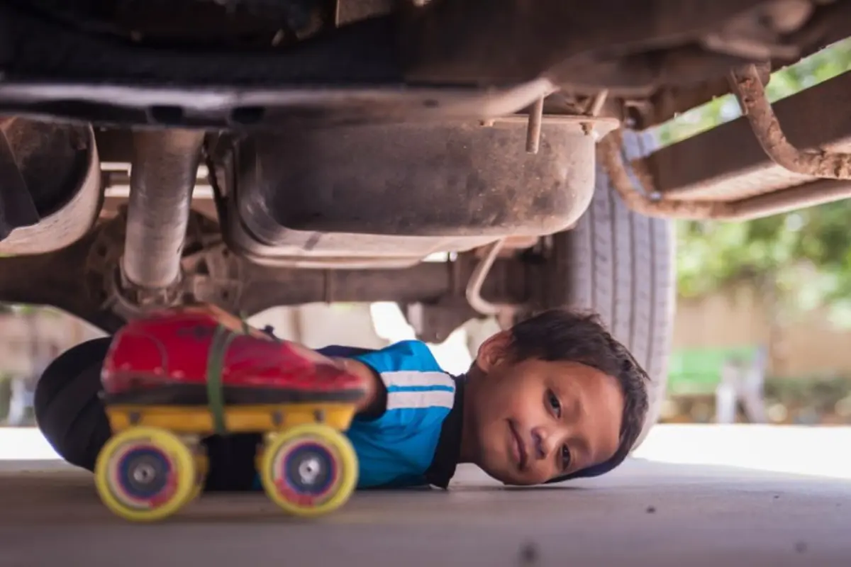 Gokil! Bocah Ini Main Sepatu Roda Sampai ke Kolong Mobil
