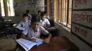 Siswa sekolah menghadiri kelas di Dhaka, Bangladesh, Rabu, 24 Agustus 2022. Sekolah di Bangladesh akan tutup satu hari lagi setiap minggu dan kantor pemerintah serta bank akan mempersingkat hari kerja mereka satu jam untuk mengurangi penggunaan listrik di tengah kekhawatiran kenaikan bahan bakar harga dan dampak perang Ukraina. (AP Photo/Mahmud Hossain Opu)