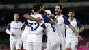 Penyerang Lazio Pedro (No. 9) berselebrasi dengan rekan setimnya setelah mencetak gol ke gawang Hellas Verona dalam laga pekan ke-21 Serie A di Stadio Marc'Antonio Bentegodi, Selasa (7/02/2023). Pencetak gol pertama dari Lazio melalui Pedro di menit ke 45. (Paola Garbuio/LaPresse via AP)