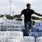Produk air minum dalam kemasan dibagikan di tempat distribusi Koalisi Respons Cepat Mississippi pada 31 Agustus 2022 di Jackson, Mississippi, Amerika Serikat. (BRAD VEST/GETTY IMAGES NORTH AMERICA/GETTY IMAGES VIA AFP)