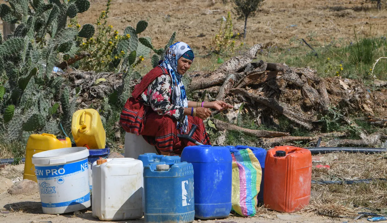 Jaringan air nasional Tunisia memasok hampir seluruh wilayah perkotaan di negara ini, tetapi hanya memasok sekitar separuh penduduk pedesaan. (FETHI BELAID / AFP)
