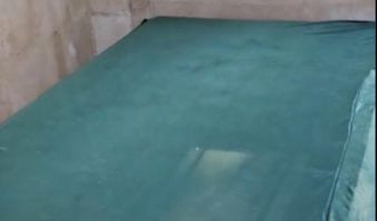 Makam Bilal bin Rabah itu tertutup kain hijau yang nampak begitu rapi. <br>
