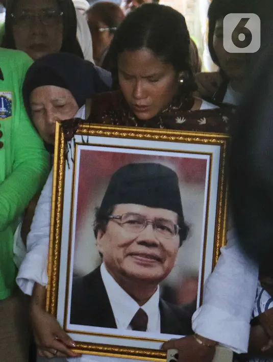 Prosesi pemakaman ekonom senior itu berlangsung seperti biasa, tidak menggunakan upacara kenegaraan. (Liputan6.com/Herman Zakharia)