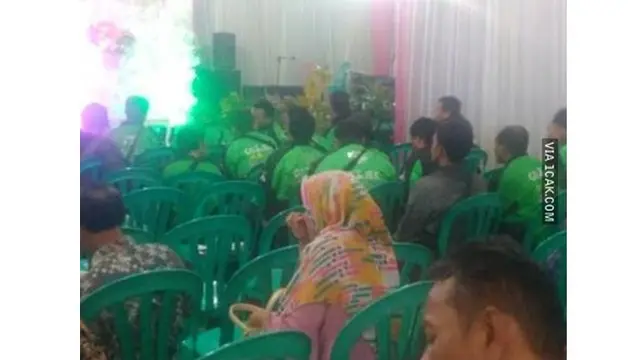 6 Gaya Fashion Tamu Undangan Hadir di Nikahan Ini Bikin Geleng Kepala