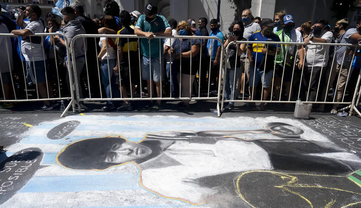 Para penggemar menunggu di luar kapel pemakaman legenda sepak bola Diego Maradona di Casa Rosada di Buenos Aires, ibu kota Argentina, pada 26 November 2020. Maradona meninggal dunia dalam usia 60 tahun pada Rabu (25/11) karena serangan jantung. (Xinhua/Martin Zabala)
