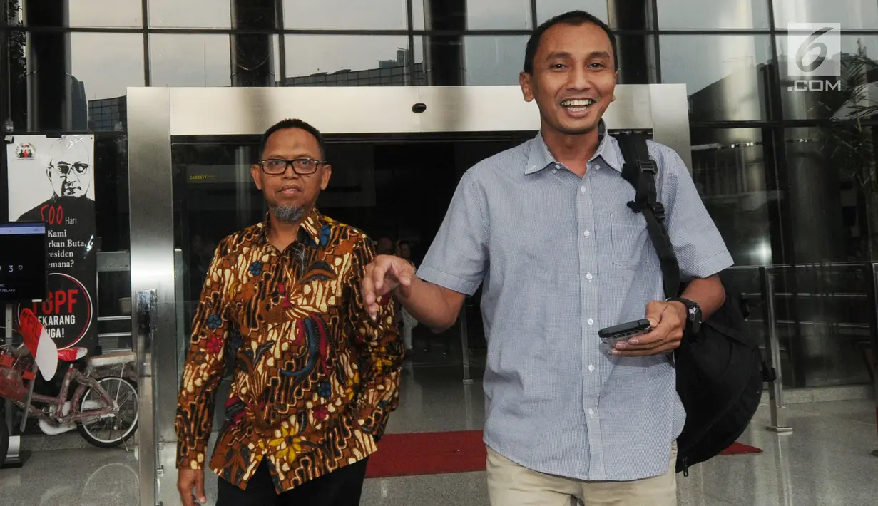Direktur Pemasaran PT Pupuk Indonesia Achmad Tossin Sutawikara (kiri) usai periksa oleh penyidik di Gedung KPK, Jakarta, Senin (13/5/2019). Achmad Tossin diperiksa terkait dalam kasus dugaan suap bidang pelayaran antara PT Pupuk Indonesia Logistik (Pilog) dengan PT. HTK. (merdeka.com/Dwi Narwoko)