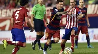 Penyerang Barcelona, Lionel Messi (tengah) coba menerobos pertahanan Atletico di duel pertama mereka musim ini.Ketika itu Barcelona menang 2-1.(AFP/Gerard Julien))
