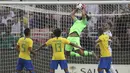 Kiper Brasil, Alisson, menangkap bola saat melawan Argentina pada laga persahabatan di Stadion King Abdullah, Jeddah, Selasa (16/10/2018). Brasil menang 1-0 atas Argentina. (AP/STR)