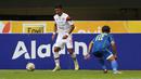 <p>Pemain Persib Bandung, Henhen Herdiana (kanan) berusaha mengadang pemain Arema FC, Dedik Setiawan pada pertandingan pekan ke-26 BRI Liga 1 2022/2023 yang berlangsung di Stadion Pakansari, Bogor, Kamis (23/2/2023). (Bola.com/Ikhwan Yanuar)</p>