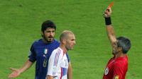 Gelandang Prancis, Zinedine Zidane, mendapat kartu merah usai menanduk bek Italia, Marco Materazzi, saat final Piala Dunia 2006 Stadion Olympic, Jerman (9/7/2006). Tandukan tersebut merupakan salah satu momen ikonik pada ajang Piala Dunia 2006. (AFP/Roberto Schmidt)