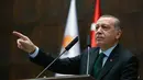 Presiden Turki Recep Tayyip Erdogan memberi keterangan saat menggelar pertemuan di Ankara, Turki (5/12). Karena kebijakan Trump soal Yerusalem, Erdogan akan memutus semua hubungan diplomatik dengan Israel. (Yasin Bulbul / Pool via AP)