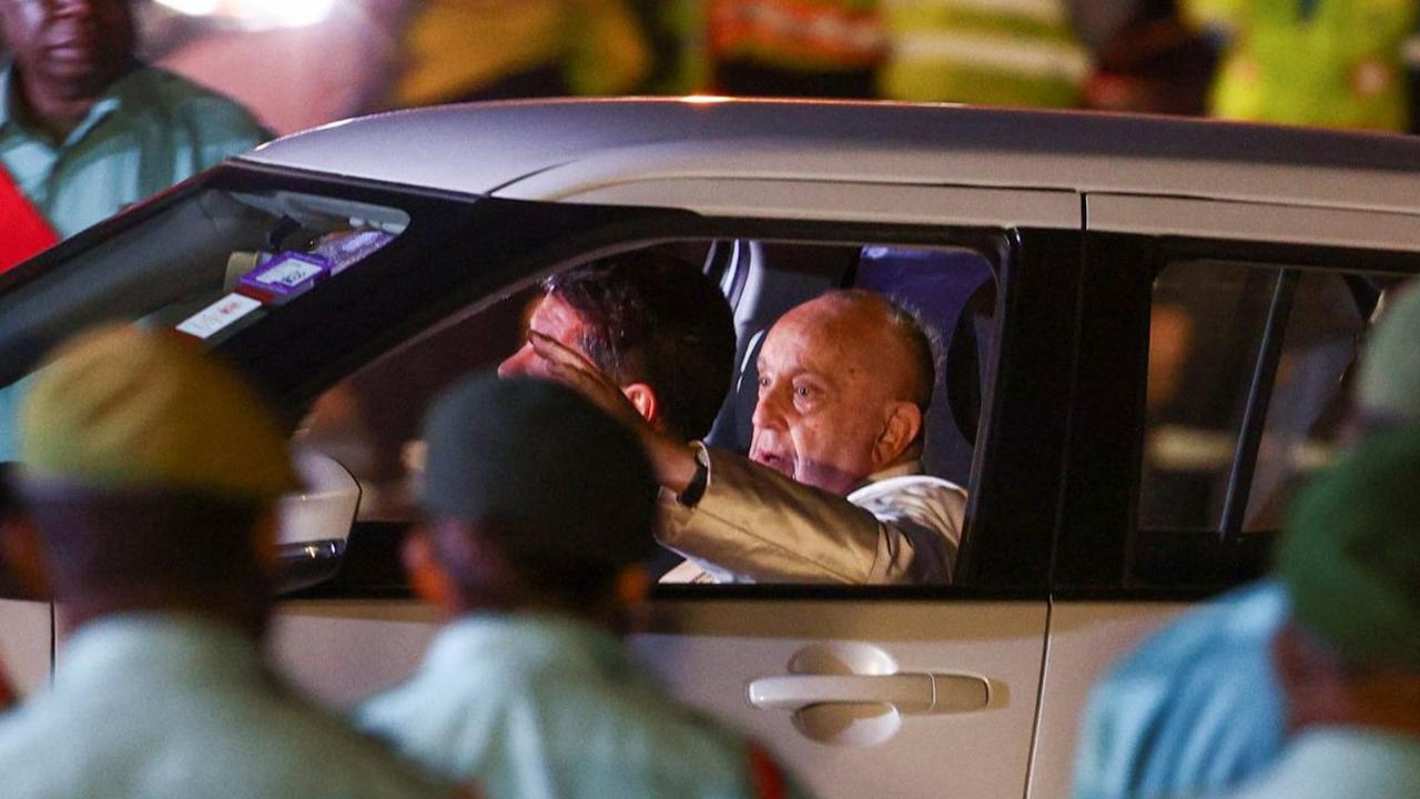 Setelah meninggalkan Indonesia, Pemimpin Tertinggi Gereja Katolik Dunia Paus Fransiskus melanjutkan perjalanan apostolik ke Papua Nugini. Paus Fransiskus tiba di Bandara Internasional Jackson, Port Moresby, pada Jumat (6/9) malam waktu setempat.&nbsp;Foto