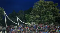 Masyarakat memadati tribune saat laga leg kedua final Pegadaian Liga 2 2023/2024 antara Semen Padang menghadapi PSBS Biak di Stadion GOR Haji Agus Salim, Padang, Sabtu (9/3/2024). (Bola.com/Bagaskara Lazuardi)