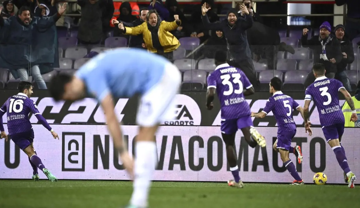 Pemain Fiorentina merayakan gol ke gawang Giacomo Bonaventura ke gawang Lazio pada laga Liga Italia di Stadion Artemio Franchi, Selasa (27/2/2024). Kemenangan ini membuat Fiorentina berada di urutan 7 pada klasemen Serie A dengan 41 poin. (Massimo Paolone/LaPresse via AP)