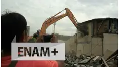 Pemprov DKI Jakarta menggusur bangunan asrama  Pacuan Kuda Pulomas, Jakarta Timur pada Rabu (20/4/2016). Ada sekitar  81 kepala keluarga yang kini telah direlokasi ke Rusunawa Pulogebang.