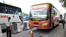 Suasana di terminal bus Pulogadung, Jakarta Timur. (Liputan6.com/Panji Diksana)
