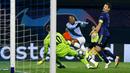Kiper Dinamo Zagreb Dominik Livakovic (kiri) menyelamatkan gawangnya dari serangan pemain Manchester City Raheem Sterling (tengah) pada pertandingan Grup C Liga Champions di Stadion Maksimir, Zagreb, Kroasia, Rabu (11/12/2019). Manchester City menang 4-1. (AP Photo/Darko Bandic)