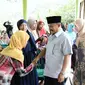 Bupati Situbondo Karna Suwandi bagikan ribuan paket sembako  kepada masyarakat kurang mampu di Kecamatan Besuki (Hermawan Arifianto/Liputan6.com)