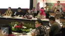 Suasana saat rapat khusus sejumlah menteri di Kantor Menko PMK, Jakarta, Selasa (2/2). Rapat membahas nasib ribuan pengungsi Gafatar yang berada di penampungan usai mereka diusir penduduk di Kalimantan. (Liputan6.com/Angga Yuniar)