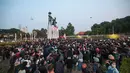 Suasana di kawasan Monumen Tugu Tani, Menteng, Jakarta Pusat, saat aksi Aliansi Mahasiswa Komite Selamatkan Daulat Rakyat (Sadar), Selasa (20/10/2026) sore. Sejumlah mahasiswa memanjat monumen dan membentangkan spanduk raksasa berisi kritik serta tuntutan terhadap pemerintah, bertepatan dengan dua tahun pemerintahan Prabowo-Gibran.(KLY/Budy Santoso)