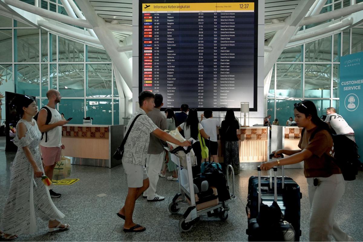 Suasana Bandara Ngurah Rai terdampak letusan Gunung Lewotobi Laki-Laki