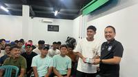 Chief Executive Officer (CEO) PSIS Semarang, Yoyok Sukawi, saat memberikan bonus berupa uang tunai sebesar Rp300 juta kepada sang kapten, Septian David Maulana, seusai menang atas RANS Nusantara FC. (DOK PSIS)
