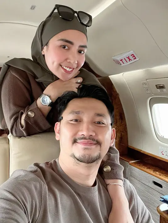 Kini dikenal bergelimang harta dan punya rumah mewah, Angga Wijaya dulu sempat disebut pengangguran saat masih bersama Dewi Perssik. Namun selepas bercerai, Angga bekerja dan menjalani sejumlah bisnis yang mempertemukannya dengan Nurul Kamaria. (Liputan6.com/IG/@anggawijaya88)