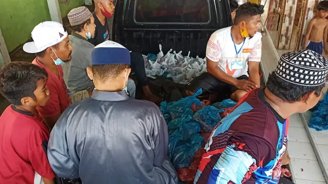 Panitia Masjid Al Hidayah Sikka, kampung Buton, Kelurahan Kota Uneng, Kecamatan Alok, Kabupaten Sikka, NTT , menggunakan mobil pick up membagikan daging kurban ke umat. (Liputan6.com/Dionisius Wilibardus)