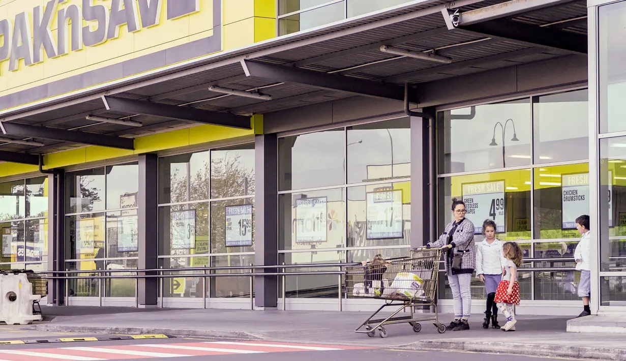 Sejumlah orang terlihat di luar supermarket di Auckland, 17 September 2020. Produk Domestik Bruto (PDB) Selandia Baru turun 12,2 persen pada kuartal Juni 2020, yang merupakan merupakan rekor kemerosotan ekonomi terdalam karena negara itu harus bertempur melawan pandemi corona. (Xinhua/Li Qiaoqiao)