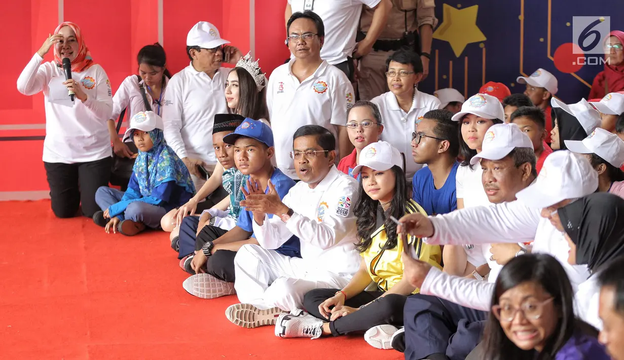 Menteri Sosial (Mensos) Idrus Marham menyaksikan anak-anak bermain dalam Gebyar Prestasi Keluarga Sejahtera Indonesia 2018 di Cibubur, Minggu (12/8). Acara diikuti oleh enam ribu peserta anak-anak berprestasi se-Indonesia. (LIputan6.com/Faizal Fanani)
