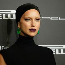 Irina Shayk di karpet merah Kalender Pirelli 2026. (dok. AP Photo/Petr David Josek)