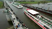Magdeburg Water Bridge merupakan jembatan unik di Jerman karena jembatan ini merupakan jembatan air. (Foto: Amusingplanet.com)