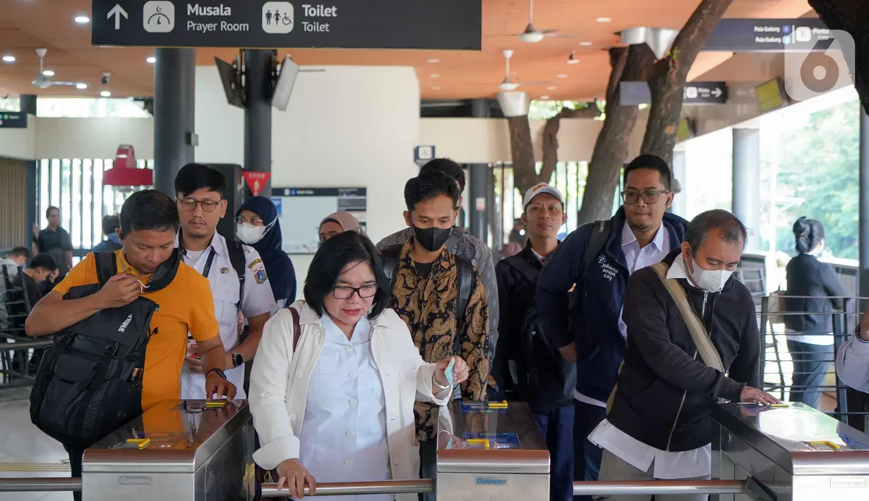 Sejumlah Aparatur Sipil Negara (ASN) di lingkungan Pemerintah Provinsi Daerah Khusus Jakarta saat berada di halte Transjakarta Balai Kota, Jakarta, Rabu (30/4/2025). (Liputan6.com/Herman Zakharia)