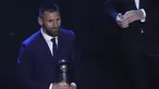 Penyerang Barcelona, Lionel Messi tersenyum usai menerima penghargaan Pemain Terbaik Dunia 2019 versi FIFA di teater La Scala Milan, Italia utara (23/9/2019). Messi menyisihkan Cristiano Ronaldo dan bek andalan Liverpool, Virgil van Dijk. (AP Photo/Antonio Calanni)
