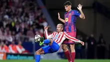 Antoine Griezmann dan Gerard Martin berebut bola dalam laga leg kedua perempat final Liga Champions antara Atletico Madrid vs Barcelona di Metropolitano, 15 April 2026. (AP Photo/Manu Fernandez)