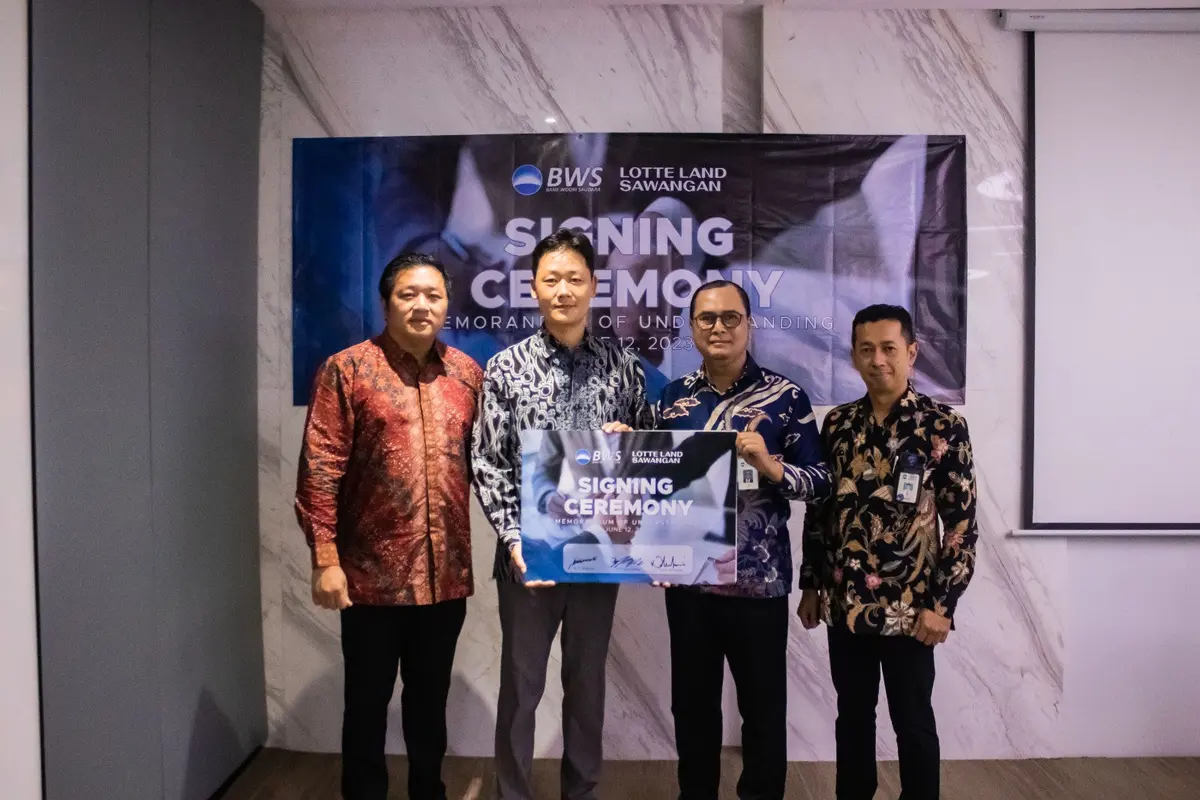 Nicholas Hum, Co-Founder / Group CEO Vasatnta Group, Choi Gab Moon - President Director PT Lotte Land Indonesia, M. Tri Budiono - Direktur Konsumer Bank Woori Saudara, Abdurachman Hadi - Kepala Divisi Kredit Konsumer Bank Woori Saudara. (Kiri-Kanan).