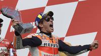 Marc Marquez merayakan kemenangan di MotoGP Argentina, Senin dini hari WIB (1/4/2019). (AFP/Juan Mabromata)