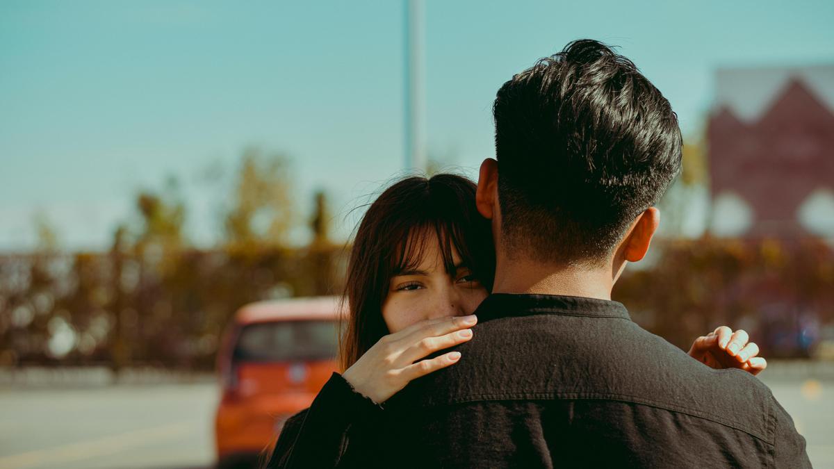 3 Tips Tetap Berpikir Rasional saat Jatuh Cinta