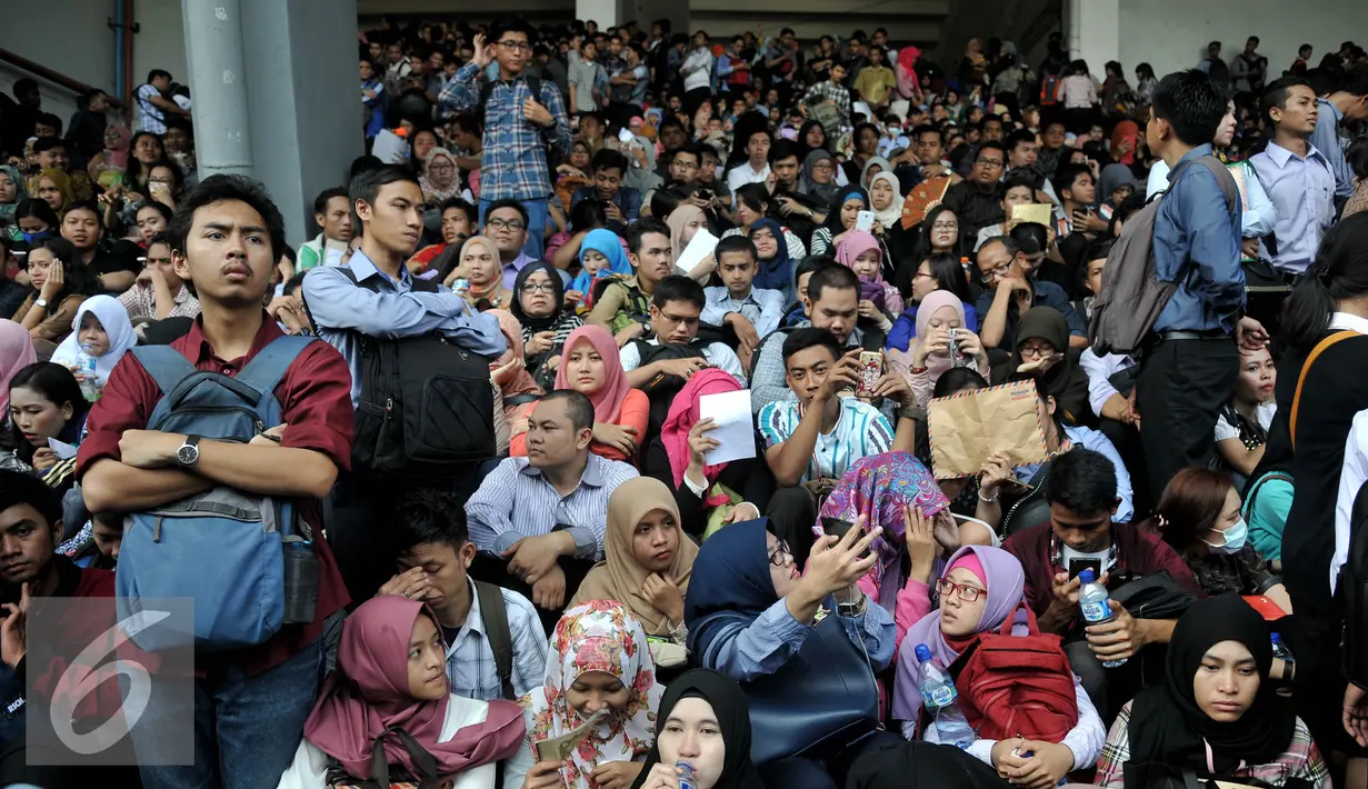 Ribuan para pencari kerja menunggu untuk masuk ke arena Job Fair 2015 di Stadion Utama GBK, Jakarta, Selasa (11/8/2015). Ratusan posisi dan ribuan lowongan kerja yang akan digelar hingga 12 Agustus 2015. (Liputan6.com/Johan Tallo)
