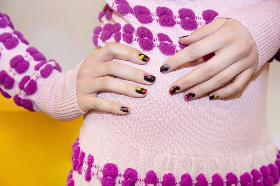  Kuku  Warna  Hitam  dan Pink untuk Gaya Formal di Kantor Ini 