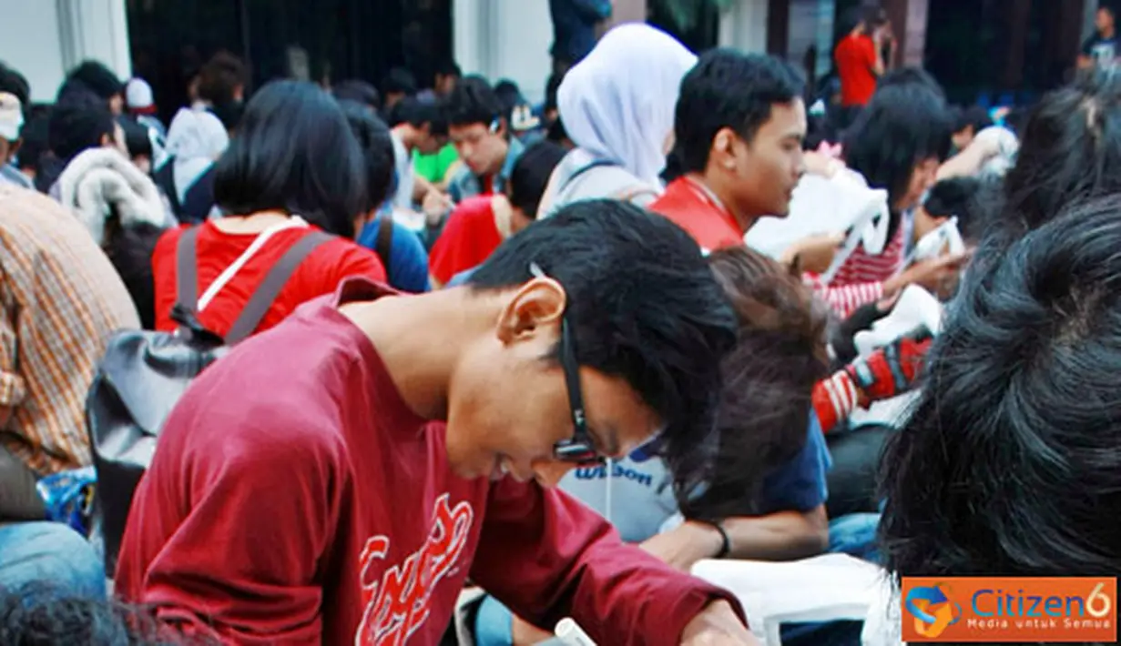 Citizen6, Bandung: Sejumlah peserta melukis Tas Kain dalam acara bertajuk "1.001 Senyum Untuk Pendidikan Indonesia", diadakan di pelataran Kampus Unikom, Kota Bandung, Minggu (3/7). (Pengirim: Aries Rachmandy) 